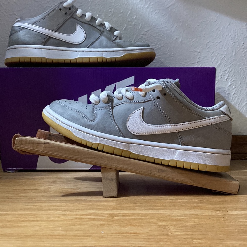 Sb dunk low grey wolf gum 7 in men's 8.5 womens with box used